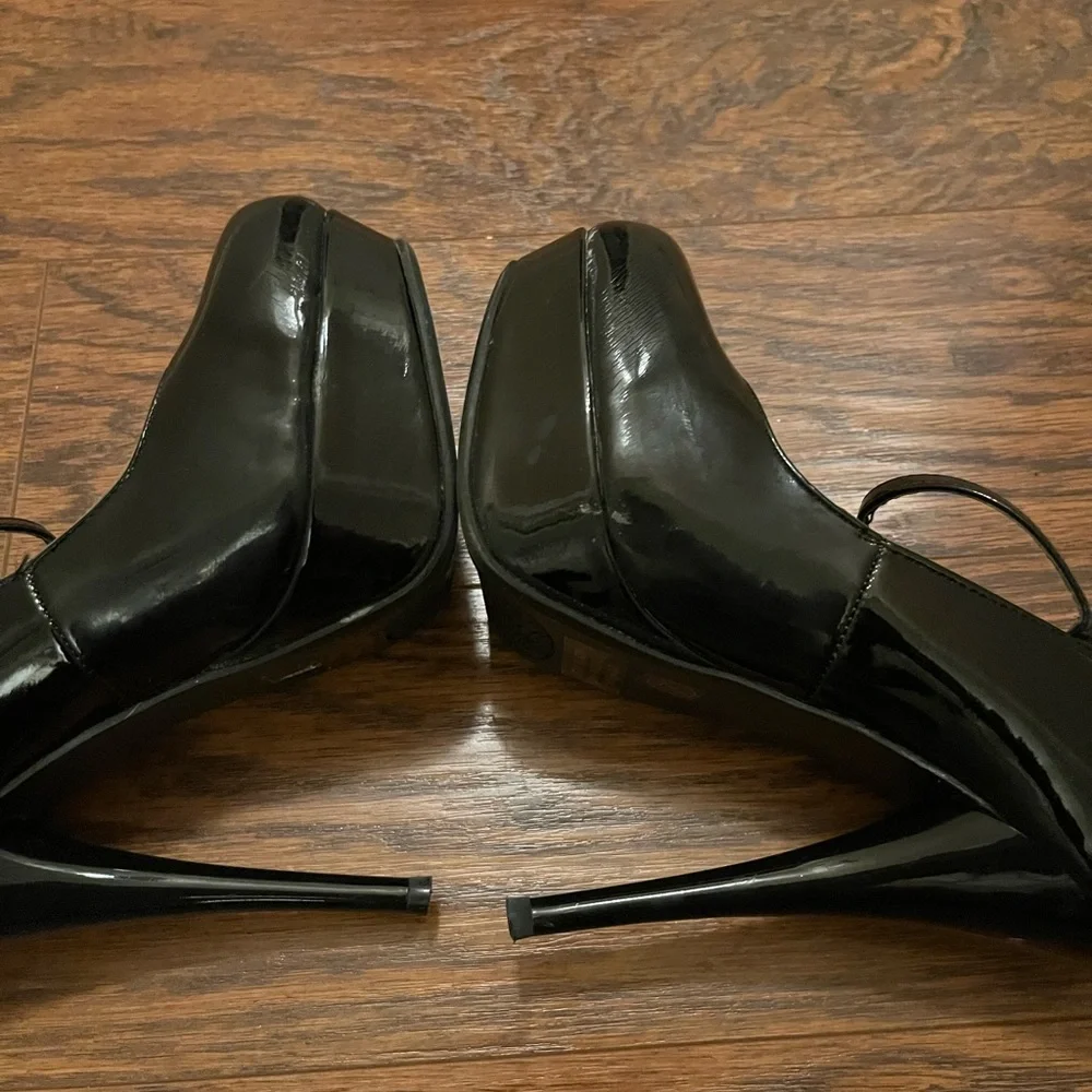 HERSTYLE GLOSSY BLACK BUCKLE STRAP HEELS